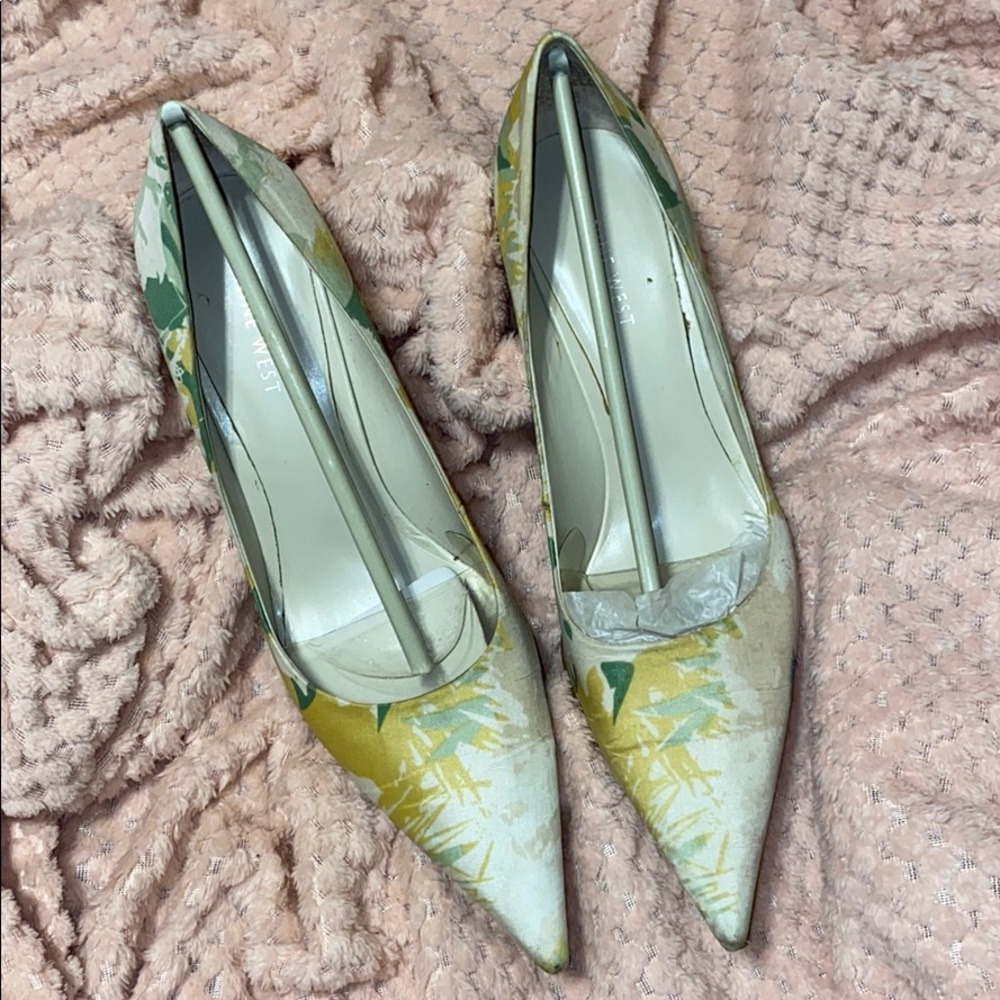 NINE WEST floral pointy toe pump